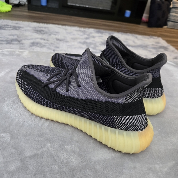 YEEZY BOOST 350 V2 CARBON - Picture 4 of 6